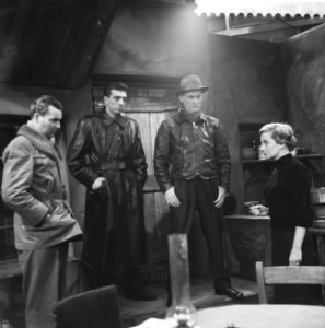 Televisiespel Vuile handen , vlnr J Knipscheer (Charles), T Vos (Frans),, Bestanddeelnr 911-1731