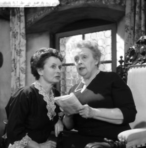 Televisiespel Twee oude dames openen het vuur, links Carla de Raet en rechts M, Bestanddeelnr 911-9937