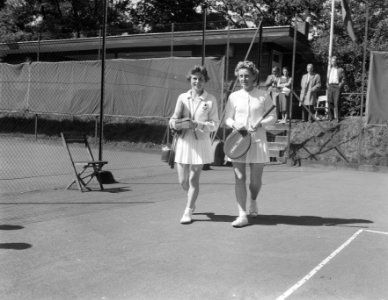 Tennis Nederland tegen Duitsland te Venlo, mevr Rouwenhorst (links) en mevr J, Bestanddeelnr 908-8915