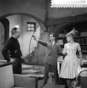 Televisiespel Vuile handen, vlnr K Brusse (Hoederer), H van Ulsen (Hugo), Bestanddeelnr 911-1733