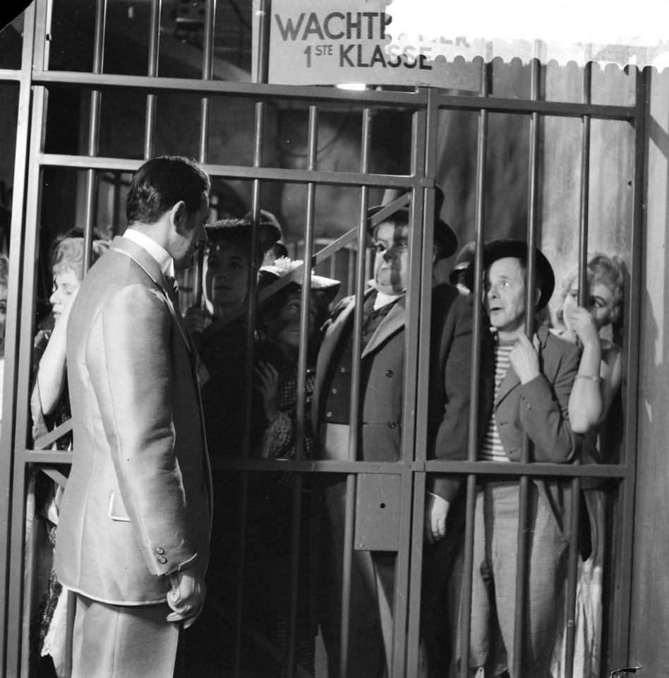 Televisiestuk Drie stuivers opera, Joop Doderer, Ingeborg Elzevier, Enny Mols-, Bestanddeelnr 911-7335