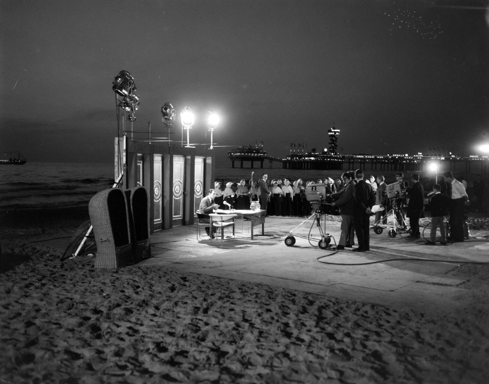 Televisie-uitzending Voor de vuist weg met Willem Duys aan het strand van Sche, Bestanddeelnr 918-0922