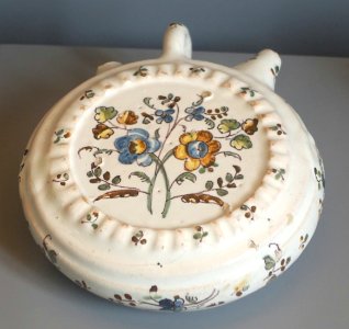 Talavera flask, ceramic - Museo Nacional de Artes Decorativas - Madrid, Spain - DSC08135