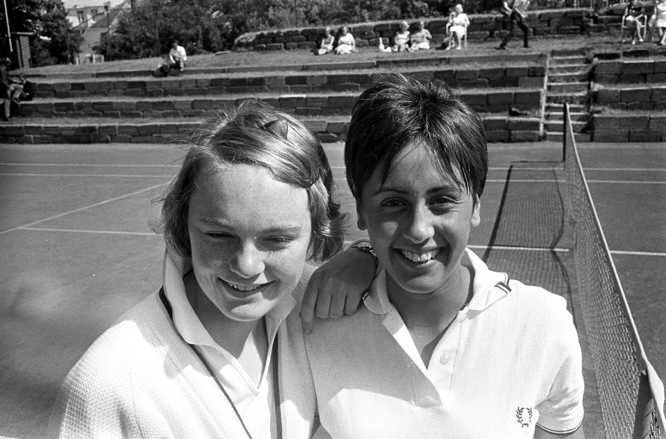 Tenniskampioenschappen, links Ada Bakker en rechts Judith Salome, Bestanddeelnr 918-0676