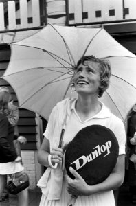 Tennis te Hilversum, Trudy Groenman onder paraplu, Bestanddeelnr 917-9848