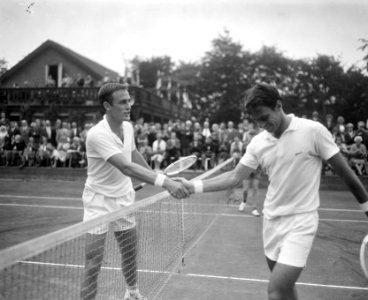 Tenniskampioenschap Nederland te Hilversum, John Newcomb (links) Australie won v, Bestanddeelnr 917-9885