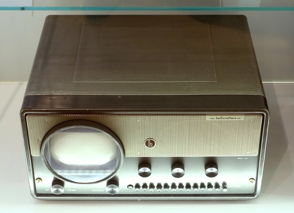 Television set, Model T 54, designed by Raymond Loewy, The Hallicrafters, USA, 1948, case made from lacquered iron sheet - Museum für Angewandte Kunst Köln - Cologne, Germany - DSC09654