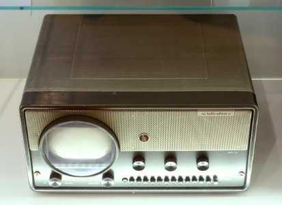 Television set, Model T 54, designed by Raymond Loewy, The Hallicrafters, USA, 1948, case made from lacquered iron sheet - Museum für Angewandte Kunst Köln - Cologne, Germany - DSC09654