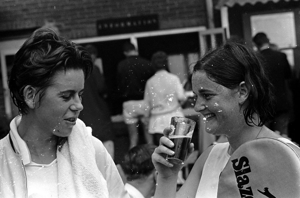 Tennis te Hilversum, de dames Els Spruijt (rechts) en d Argentijnse Norma Baylon, Bestanddeelnr 917-9846