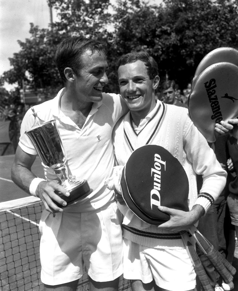 Tennis te Hilversum, de winnaar heren enkelspel John New Combe (Australie met be, Bestanddeelnr 917-9964