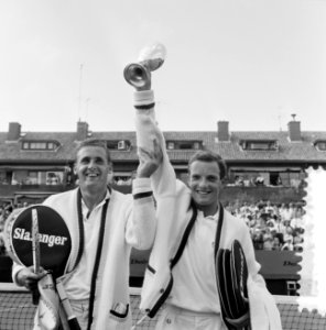 Tenniskampioenschap Nederland, Tom Okker en Jan Hajer huldiging met beker, Bestanddeelnr 916-7726