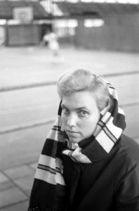 Tennis Nederlandse Kampioenschappen Energiehal Rotterdam Jettie Baars met shawl, Bestanddeelnr 913-5373