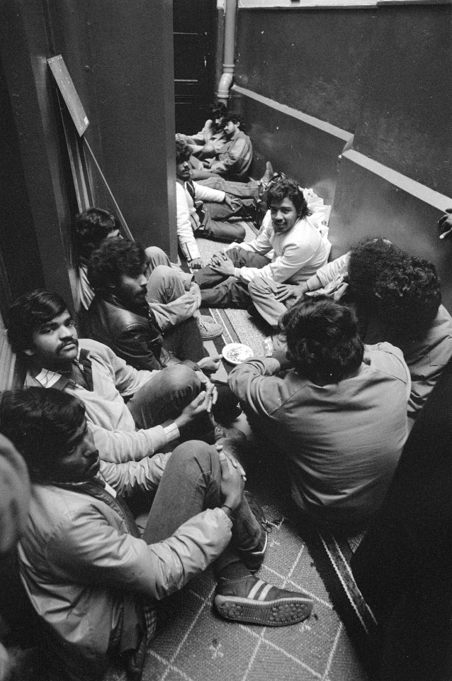 Tamils (vluchtelingen uit Sri Lanka ) in gang van Nicolaaskerk te Amsterdam, Bestanddeelnr 933-2840