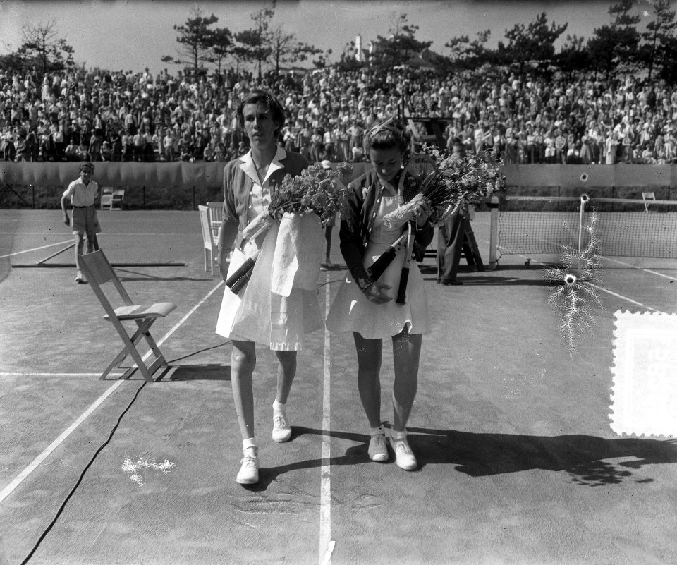Tennis Noordwijk. Maureen Connolly (rechts) en Doris Hart (links), Bestanddeelnr 905-8200