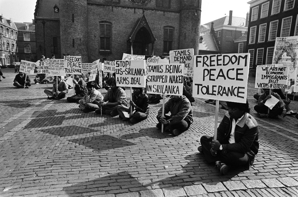 Tamils demonstreren op Binnenhof tegen de nieuwe noord-bed-bad regeling, Bestanddeelnr 933-3010