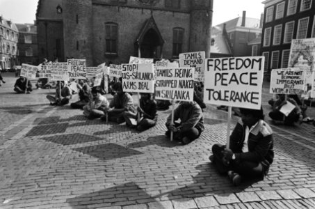 Tamils demonstreren op Binnenhof tegen de nieuwe noord-bed-bad regeling, Bestanddeelnr 933-3010 photo