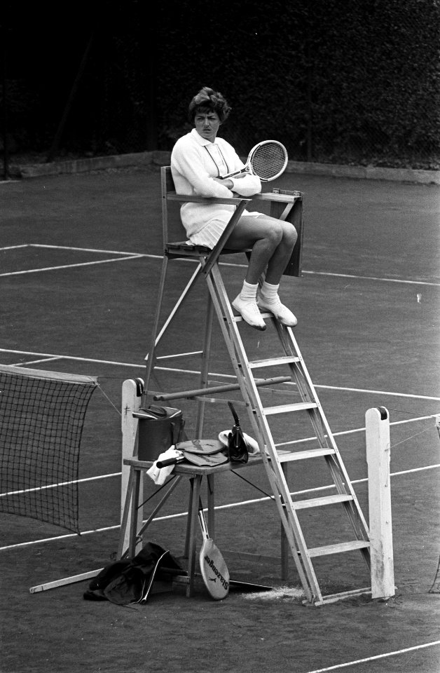 Tennis te Hilversum Margareth Smith rust even uit, Bestanddeelnr 916-6771