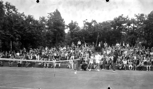 Tenniskampioenschap Nederland te Hilversum, Tom Okker geblesseerd aan enkel, Bestanddeelnr 917-9887