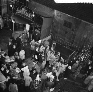 Televisiestuk Drie stuivers opera , overzicht van de kermis met acrobates, Bestanddeelnr 911-7343