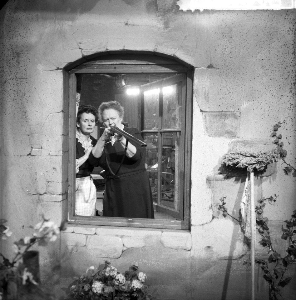 Televisiespel Twee oude dames openen het vuur , de beide dames openen het vuur, Bestanddeelnr 911-9938