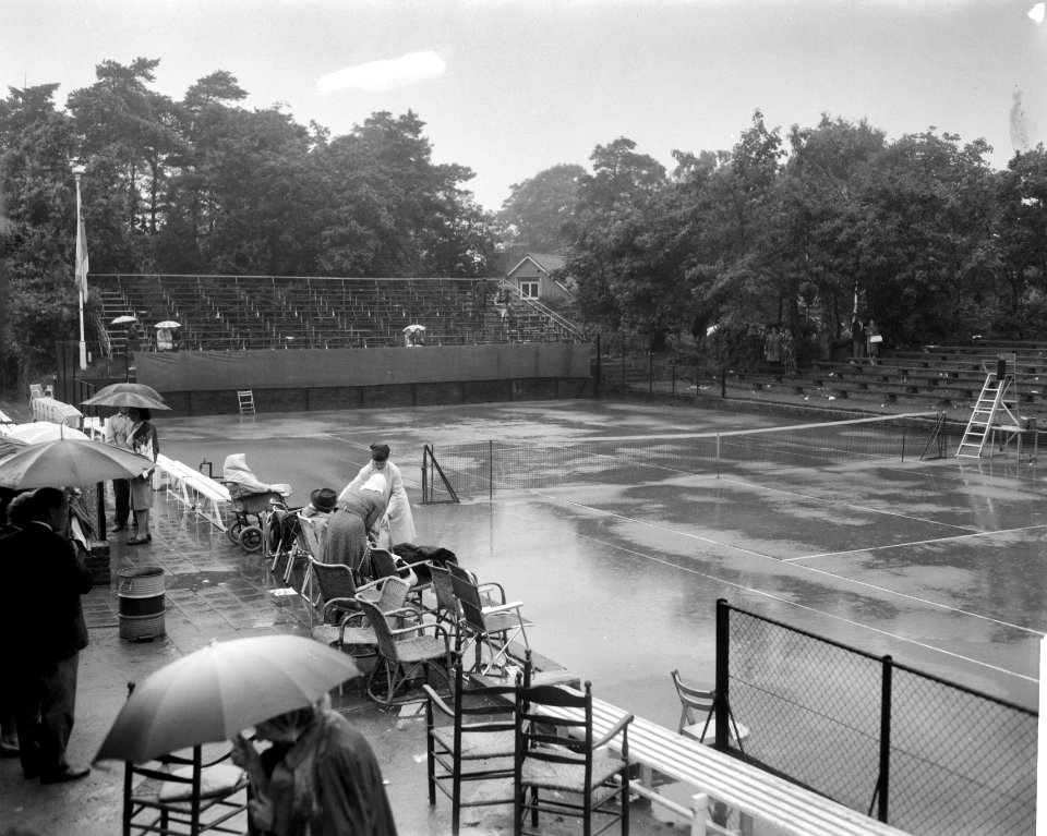 Tenniskampioenschap Nederland te Hilversum, tennisbaan on water, Bestanddeelnr 917-9888