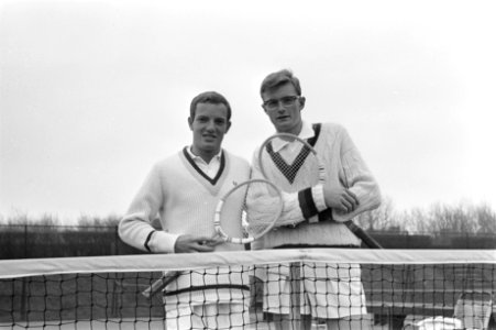 Tennis Nederland tegen Oostenrijk, Tom Okker (l) won me 6-1 en 6-4 van Ernst Bla, Bestanddeelnr 916-3471