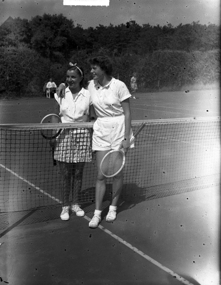 Tennis Nederland tegen Frankrijk (dames) Nel Hermsen (rechts), Bestanddeelnr 904-1197