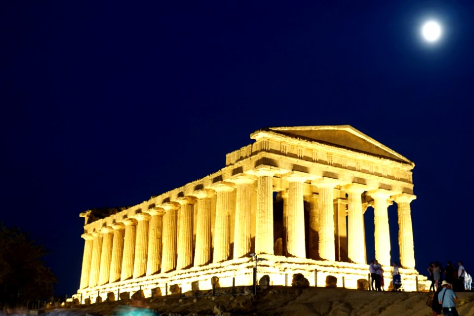 Temple of Concordia in Sicilia at night 04