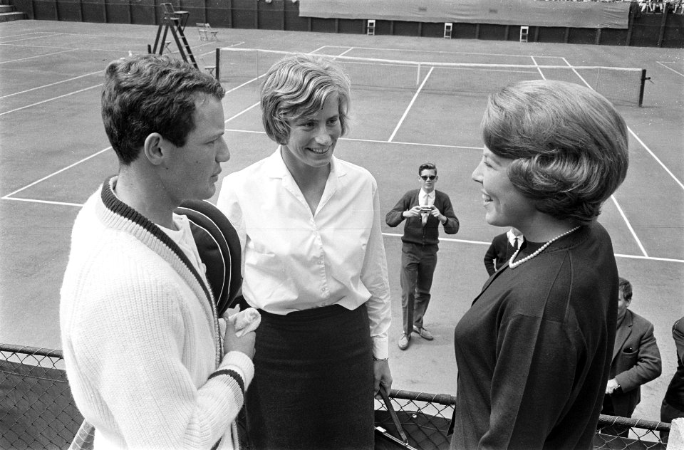 Tennis op de METS-banen in Den Haag , Prinses Beatrix in gesprek met Trudy Groen, Bestanddeelnr 916-6172