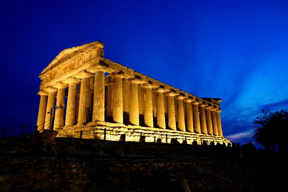 Temple of Concordia in Sicilia at night 02