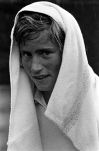 Tennis te Hilversum, Trudy Groenman met handdoek op haa hoofd tegen de regen, Bestanddeelnr 917-9842
