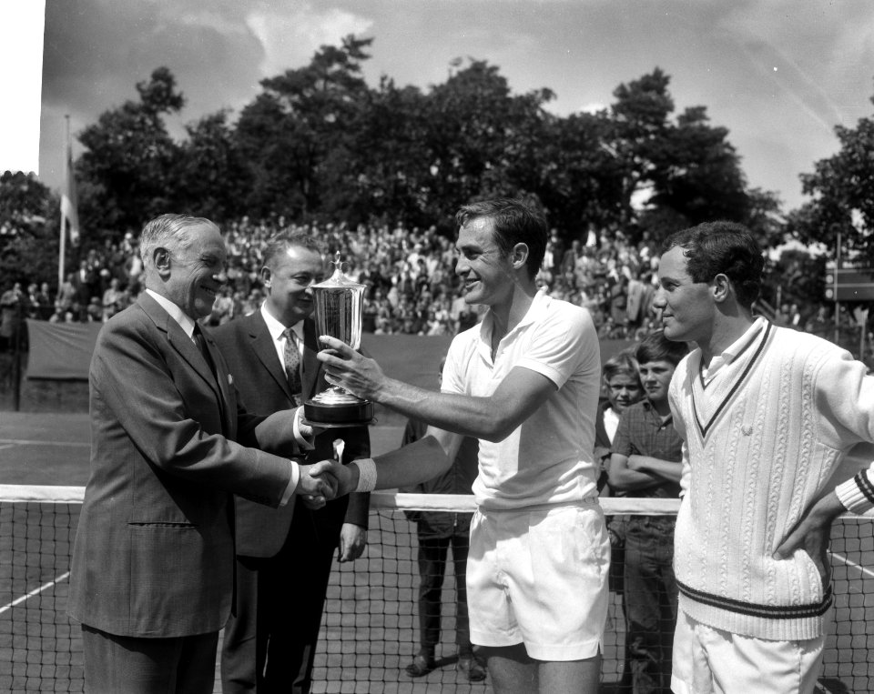 Tennis te Hilversum, John Newcombe krijgt beker, Bestanddeelnr 917-9969