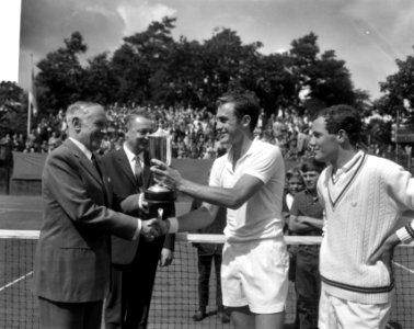 Tennis te Hilversum, John Newcombe krijgt beker, Bestanddeelnr 917-9969