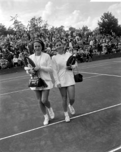 Tennis te Hilversum, dames enkelspel links mejuffrouw F. Durr (Frankrijk) met be, Bestanddeelnr 917-9971
