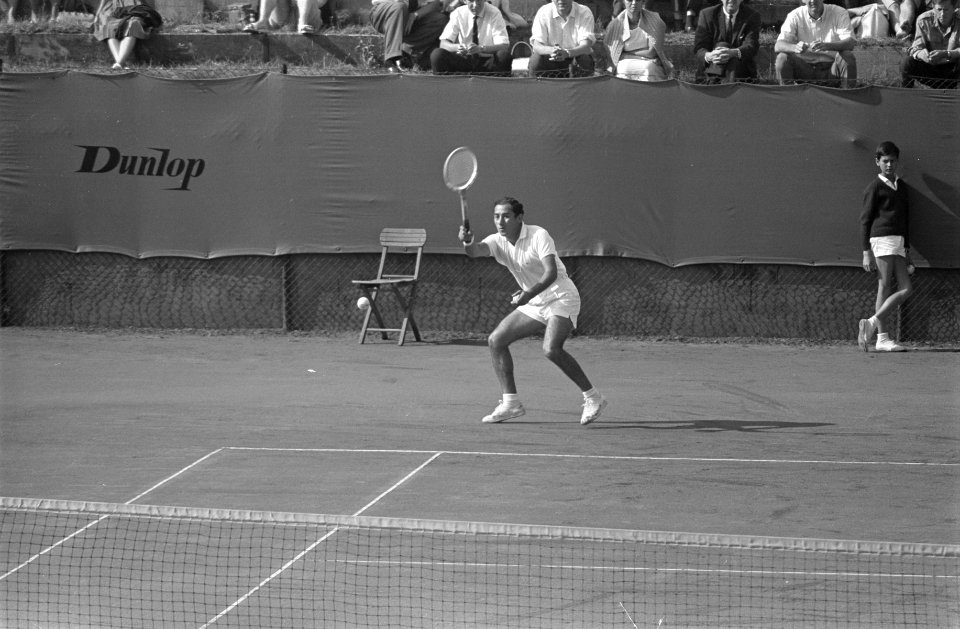Tennis in Noordwijk, Luis Ayala in actie in een partije tegen Ken Rosewall (niet), Bestanddeelnr 916-7928