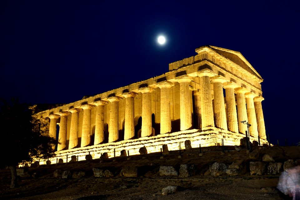 Temple of Concordia in Sicilia at night 03