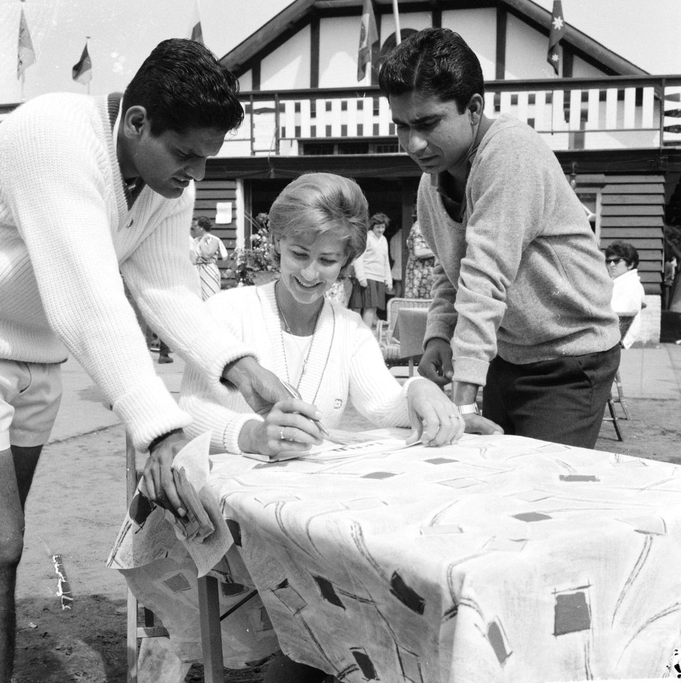 Tenniskampioenschappen te Hilversum, Krishnan (l) Valerie Forbes en Akhtar Ali, Bestanddeelnr 914-1567