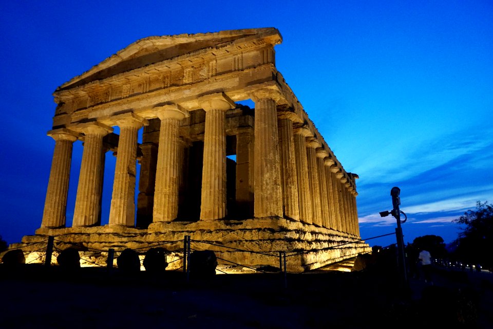 Temple of Concordia in Sicilia at night 01