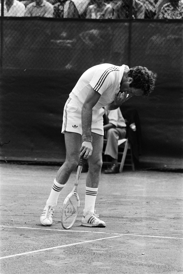 Tennis Melkhuisje, finale Okker tegen Tarazoy Okker laat het hoofd hangen, Bestanddeelnr 929-8385
