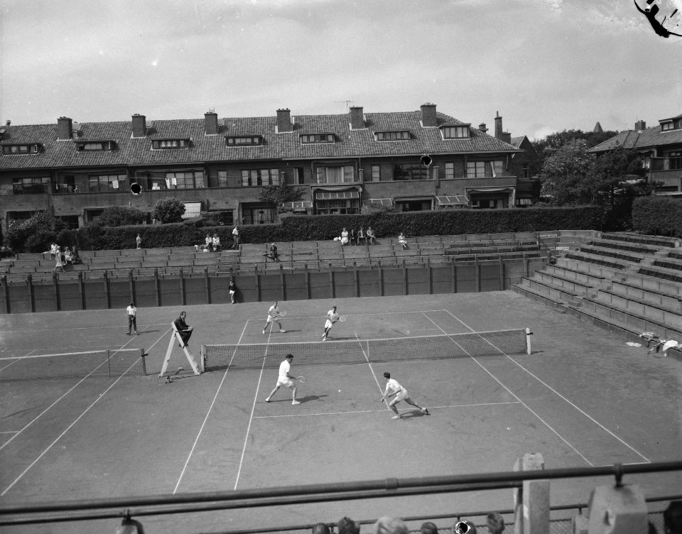 Tenniskampioenschap van Nederland op de METS banen te Scheveningen, achter het n, Bestanddeelnr 909-7774