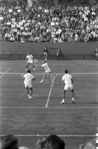 Tennis in Noordwijk, dubbel heren Ayala, Gimeno tegen Buchholz en Laver (overzij), Bestanddeelnr 916-7929