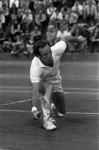 Tennis Davis-Cup Nederland tegen Roemenie, Tom Okker in aktie, Bestanddeelnr 926-4244