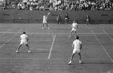 Tennis in Noordwijk, dubbel heren Ayala, Gimeno tegen Buchholz en Laver (overzijde), Bestanddeelnr 916-7930