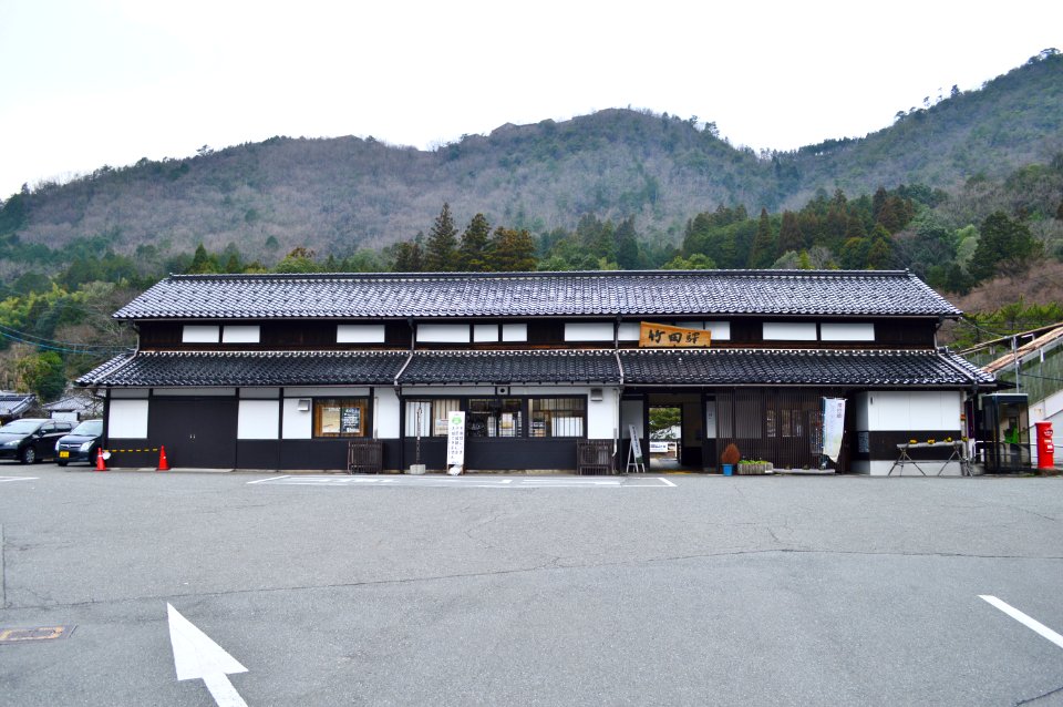 Takeda Station (Hyogo), ekisha