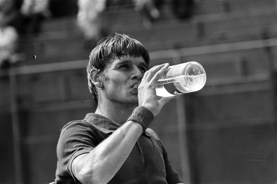 Tennis Metz-banen Scheveningen, Sanders drinkend, Bestanddeelnr 928-6872