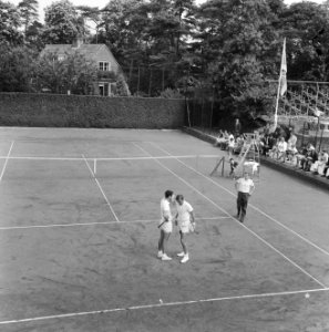 Tennis in Hilversum, Hajer rechts naast Bowrey in gesprek rechts de scheidsrecht, Bestanddeelnr 917-9815