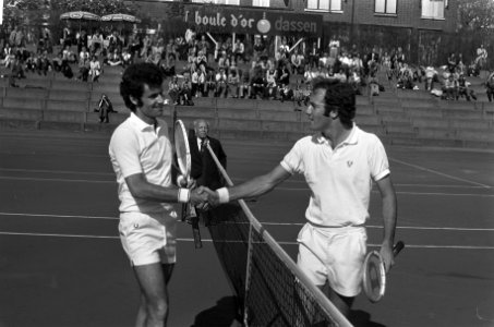 Tennis Davis-Cup Nederland tegen Roemenie te Den Haag , Ovics (links) en Okker, Bestanddeelnr 926-4203