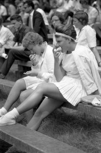 Tennis in Hilversum Op voorgrond mg K Denning naast haar mejuffrouw L R Turn, Bestanddeelnr 915-3727