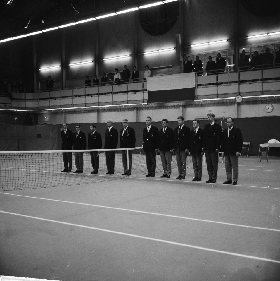 Tennis in Eindhoven om de Koning Gustaaf beker, de beide ploegen tijdens het spe, Bestanddeelnr 914-4762
