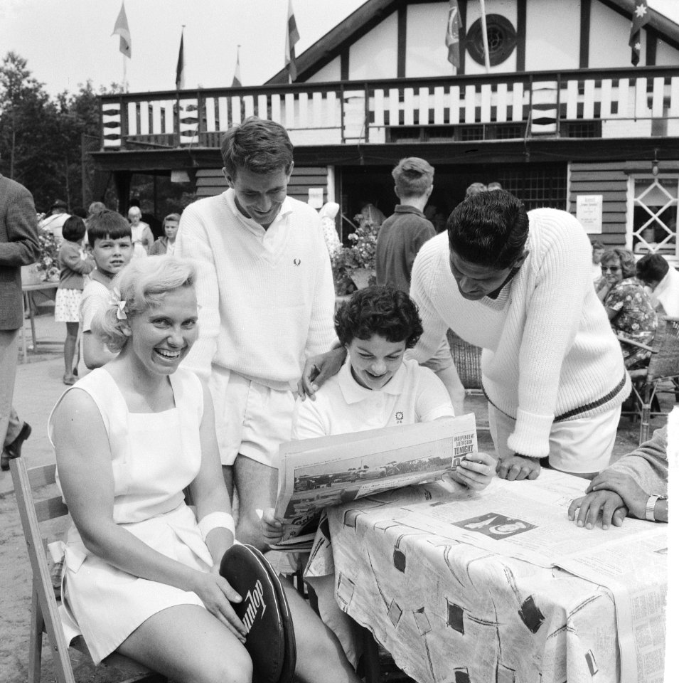 Tenniskampioenschappen te Hilversum, Krishnan (l) Valerie Forbes en Akhtar Ali, Bestanddeelnr 914-1568